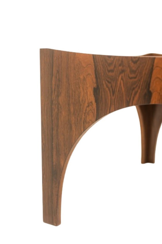 Image 1 of Paire de bouts de canapé ou tables basses en palissandre. Années 1970