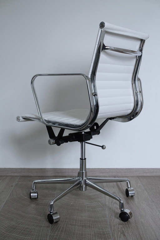 Replica Eames 117 office chair leather white