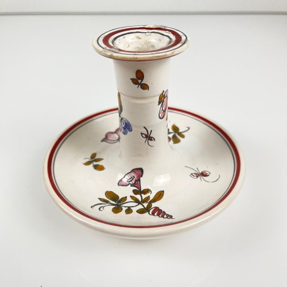 Image 1 of Handbeschilderde keramische kaarsenhouder met bloemenmotief.