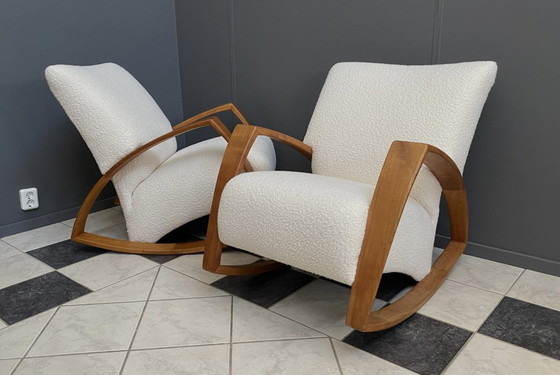 Image 1 of Deux grands fauteuils à bascule très confortables, retapissés en bouclette blanche.