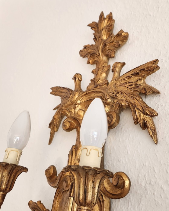 Lámparas de pared antiguas estilo rocalla, madera dorada con pan de oro, placas de espejo antiguas (photo 12 of 18)