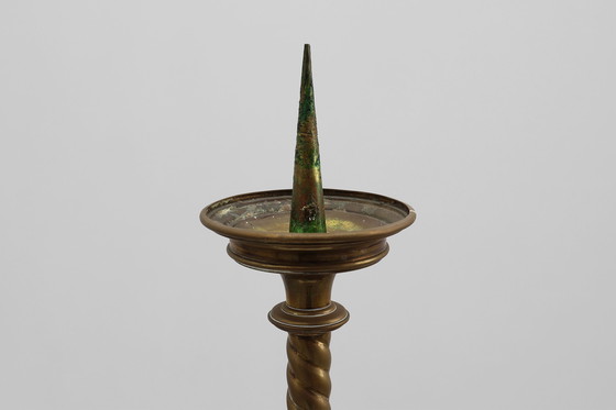 Image 1 of Gran candelabro de iglesia antiguo de cobre decorado, Francia ca. 1900