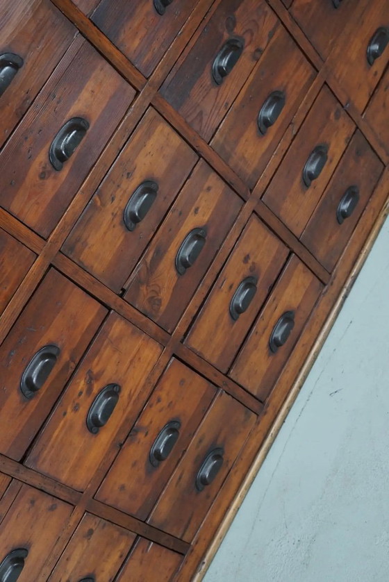 Image 1 of Grote antieke Franse grenen apothekerskast, begin 20e eeuw