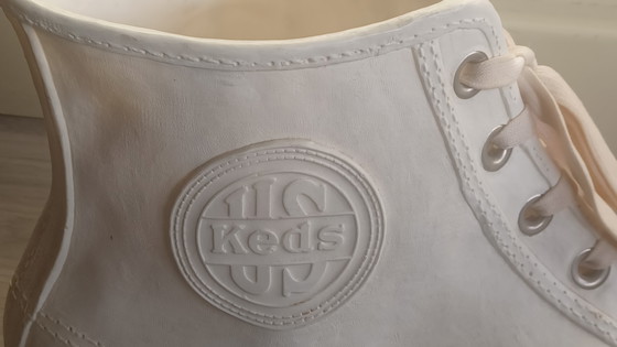 Image 1 of Decorazione promozionale per la vetrina delle sneakers alte USKeds in stile Pop Art.