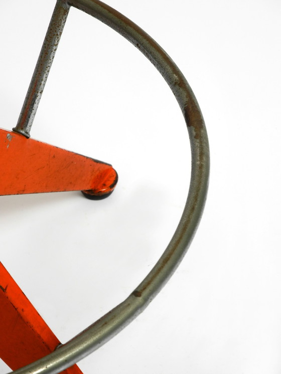 Image 1 of Seltener massiver italienischer Mid Century Industrial Metallhocker von Mautren in seltenem Orange | mit höhenverstellbarer Sitz