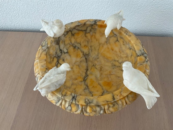 Image 1 of Baño para pájaros de alabastro italiano antiguo con 4 pájaros.