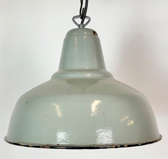 Lámpara colgante industrial de esmalte gris, década de 1960. – Lámparas colgantes, Iron (photo 3 of 17)