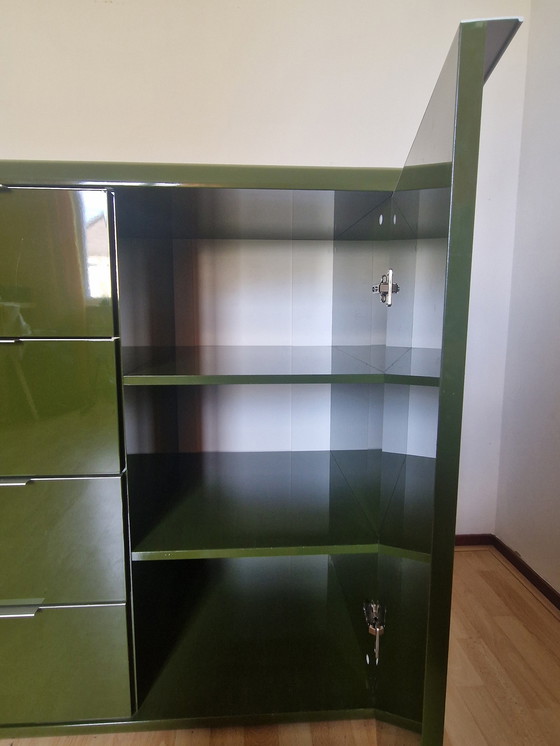 Image 1 of Mobile credenza verde oliva con dettagli cromati e angoli arrotondati