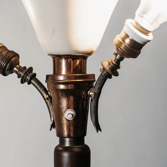 Image 1 of Giuseppe Ostuni Attr. Staande lamp met driepootvoet, jaren 1950, hout en messing.