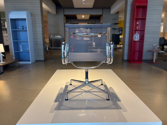 Vitra Aluminium Chair EA 108 – Sillones (photo 3 of 3)