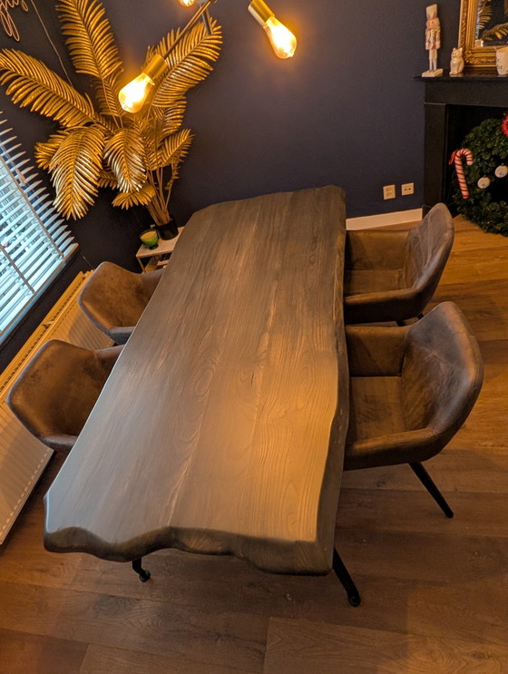 Image 1 of Table en bois avec piètement en fer et chaises