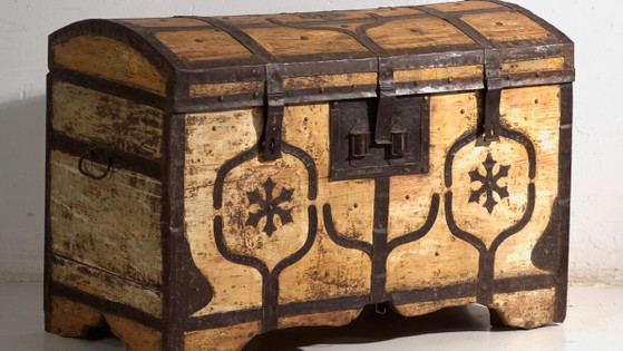 Antique iron-bound chest in pine wood – Central Europe, circa 1870 – Storage cabinet, Brass, Rustic (photo 3 of 40)