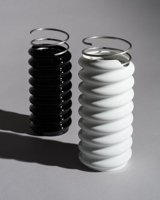 Duo de vases d'artiste en porcelaine blanche et noire « Rigoletto » de Rosenthal Spiral, par Ron Arad