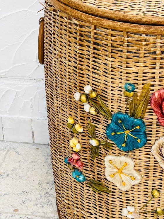 Image 1 of Vintage rieten mand met kleurrijke bloemenversiering