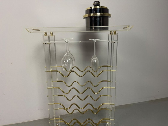 Seltenes skulpturales David Lange Lucite & Messing Weinregal. Frankreich, 1970er Jahre. Ref.: DO2000 (photo 4 of 12)