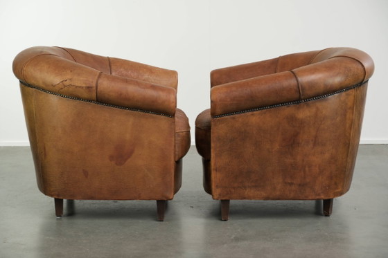 Ensemble robuste de fauteuils club vintage en cuir de mouton avec un bel aspect vieilli et une grande allure (photo 2 of 15)