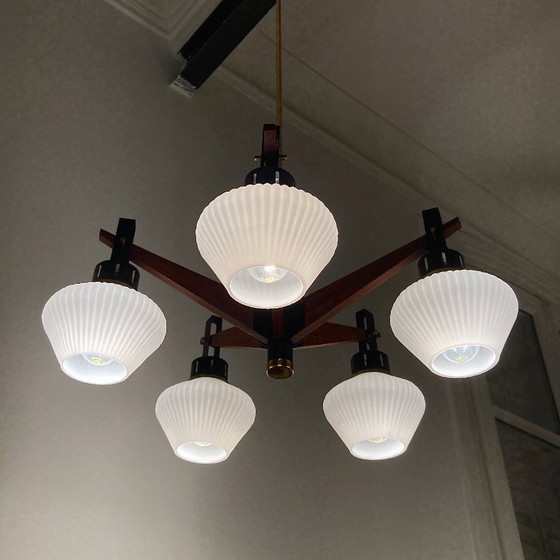 Image 1 of Lampadario italiano d'epoca in teak, ottone e vetro opalino