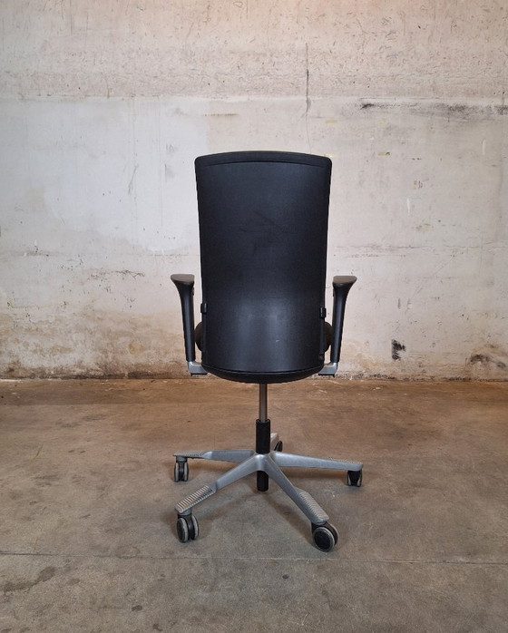 Image 1 of HAG Futu Verstelbare zwarte bureaustoelen op wielen met kleine beschadiging aan de armleuning