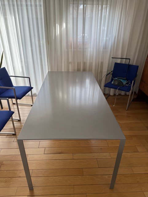 Table design Less par Jean Nouvel