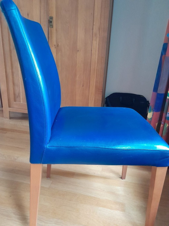 Image 1 of 6 Poltrona Frau eetkamerstoelen Liz, kobaltblauw leder en kersen kleurig Beuken onderstel