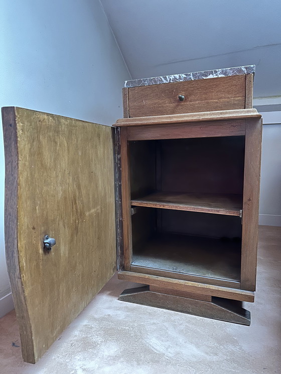Image 1 of Origineel houten art deco nachtkastje voorzien van marmeren blad