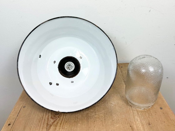 Image 1 of Suspension industrielle en fonte émaillée bleue avec abat-jour en verre, années 1960