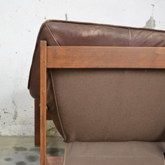 Image 1 of Sofá de cuero con estructura de madera.