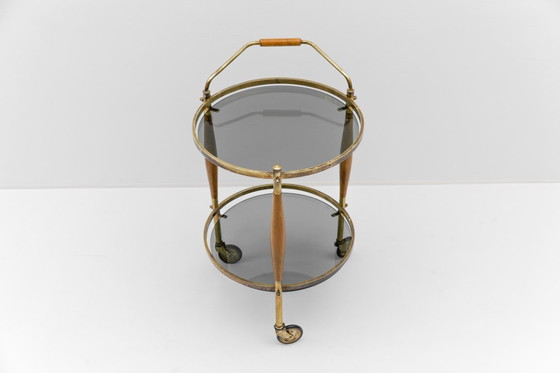 Image 1 of Carrito de servicio Regency de mediados de siglo en vidrio ahumado y madera, década de 1960