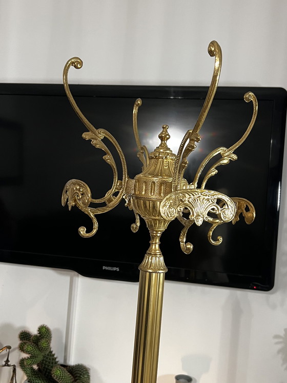 Image 1 of Armario Art Nouveau Hollywood Regency con perchero giratorio de latón dorado
