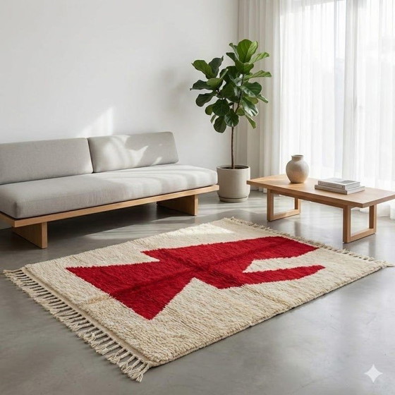 Image 1 of Alfombra Beni Ouraine, hecha a mano al estilo tradicional marroquí, roja y blanca, 150x250 cm.