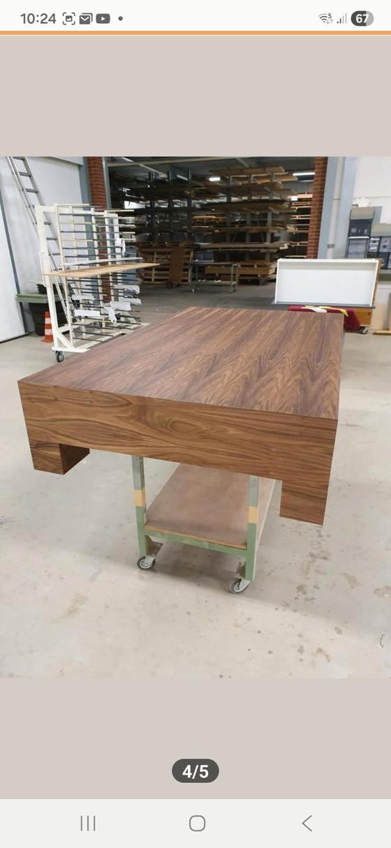 Image 1 of Table basse au design unique.