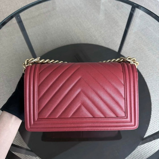 Image 1 of Chanel Boy Medium - 25CM Chevron Rood Goudkleurige Hardware Serie 25