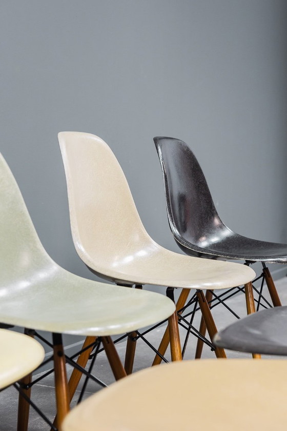 Image 1 of Eames DSW glasvezelstoelen