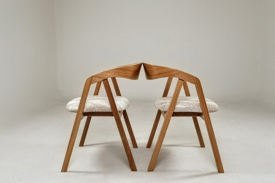 Image 1 of Een paar moderne stoelen in Scandinavisch design, gemaakt van eikenhout.