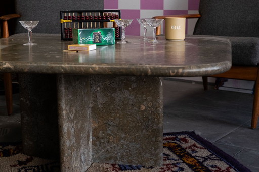 Mesa de centro escultural hecha de roca de aguas profundas