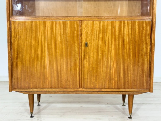 Image 1 of Pièce classique du design de 1966 : vitrine haute en placage noyer élégant / Vitrine vintage / Meuble de salon style Mid-Century