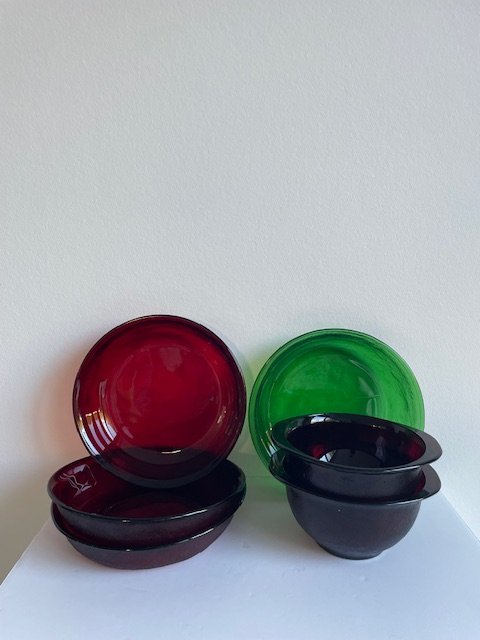 Vintage Arcoroc Glass Set: 2 Bowls, 4 Plates (Red & Green)