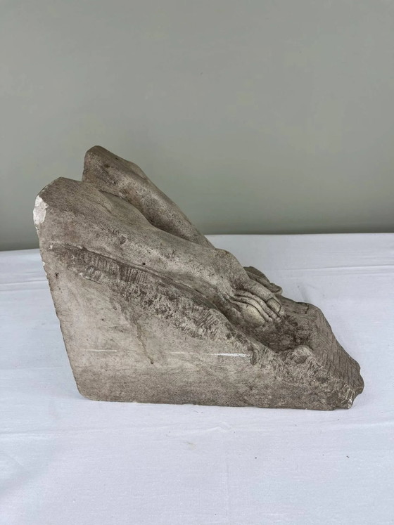 Stenen sculptuur, twee voeten op een blok, gesigneerd D. Paillot. – Beeldhouwkunst, Stone, Brutalist (photo 5 of 14)