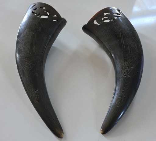 Bijpassend paar antieke hoornornamenten met wayang-voorstellingen – Java, ca. 1880–1910