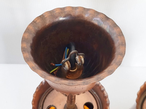 Image 1 of PAAR VINTAGE BRUTALISTISCHE HANGLAMPEN UIT DE JAREN 70, GEMAAKT VAN KOPER EN ORANJE PLASTIC.