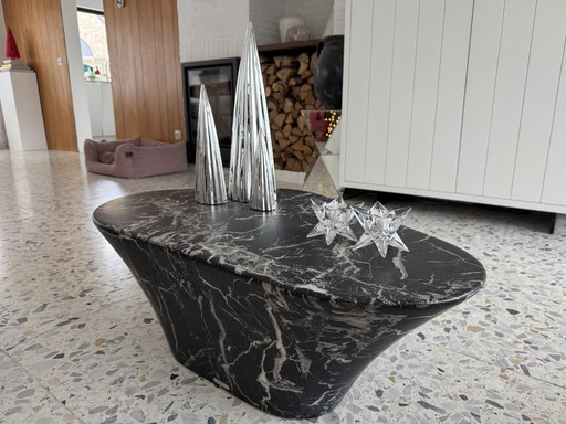 Mesa de centro ovalada con aspecto de mármol Polspotten