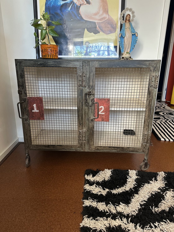 Image 1 of Industrieller Drahtschrank auf Rollen – Original aus Escape Rooms