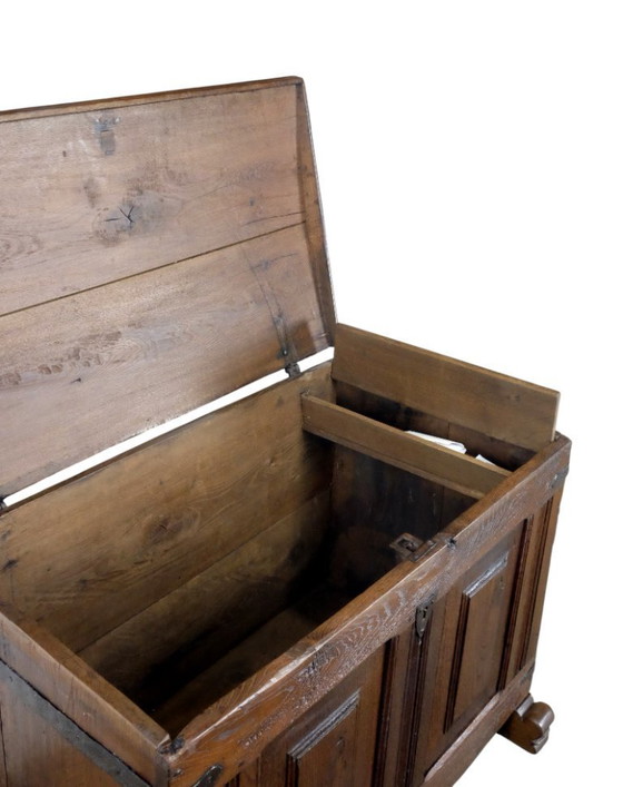 Image 1 of 18de eeuwse Hollandse eikenhouten kist. 