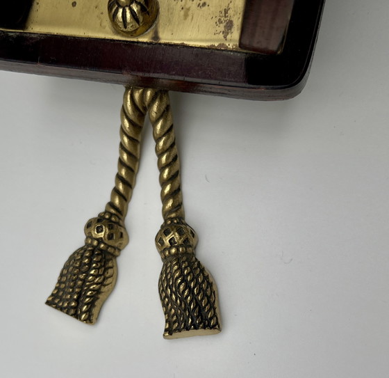 Image 1 of Portariviste decorativo in stile Impero – legno e ottone, piedini girevoli con nappe