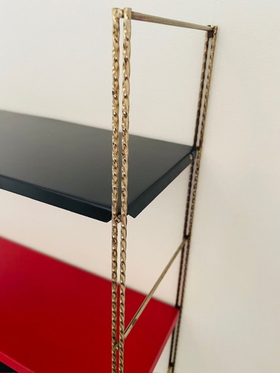 Image 1 of Estantería de pared ajustable de latón y metal, estilo moderno de mediados de siglo, década de 1960.