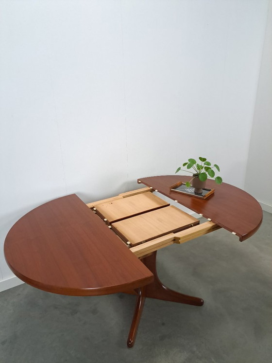 Image 1 of Rond ovaal teak uitschuifbare eettafel vintage