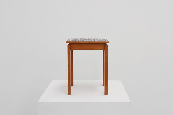 Image 1 of Vintage bijzettafel in grenenhout betegeld met mozaïek, België 1950