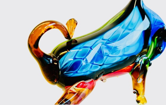 Image 1 of una scultura in vetro di Murano molto grande raffigurante un toro che carica, di colore multicolore, nuova