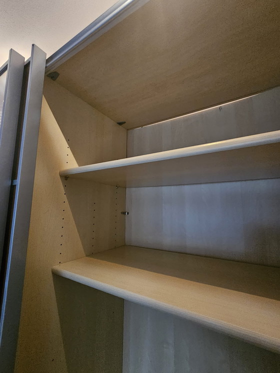 Image 1 of Armario con puertas correderas y espejo.