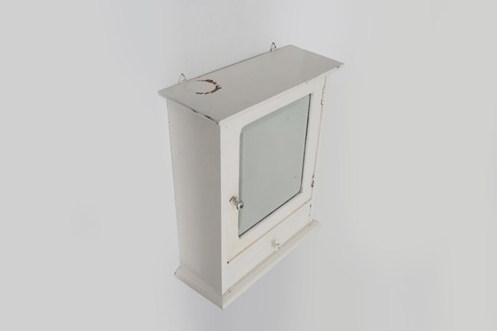 Image 1 of Franse Art Deco witte spiegelende scheer- of medicijnkast in eikenhout